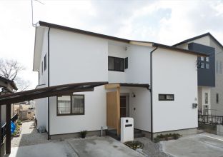 水辺にたたずむ家